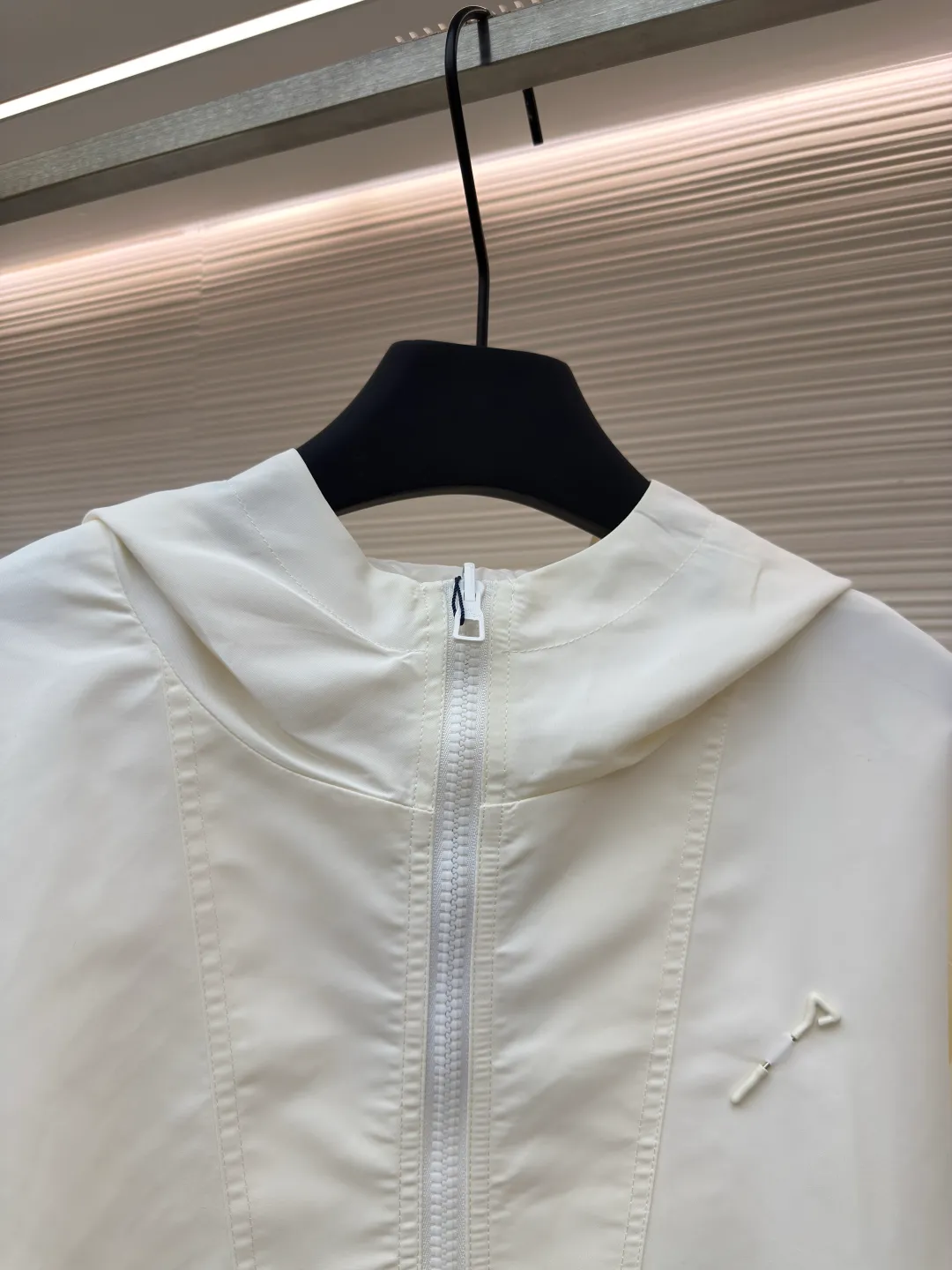 LOUIS VUITTON double-sided windproof pin jacket ●Authentic product: purchased and developed for 22700 ●Item number: 1680474-C55 ●Fabric: polyester fiber fabric ●Technology: jacquard ●Version: fitted version ●Weight: about 555 grams ●Size: 44-46-48-50 ●Description: The solid color fabric is made of nylon encrypted matt twill fabric, and the jacquard fabric on the other side is made of 50D nylon yarn-dyed jacquard fabric. The solid color front panel is laser-burned, hand-made of white copper, with a triangle pin with logo and glossy finish. The front panel pocket uses a hardware keychain to hang a folding clothing tag, and the jacquard letters on the front chest placket are made of single-piece flowing pure It is cut by hand to restore the flower, and all the pieces are numbered. The pockets are also cut with the restored flower number. The fabric is relatively light and silky, and it takes time to cut accurately. The front and center are equipped with a double-circulation puller 5# orbital zipper. The hem and the hood are worn with spiral elastic ropes with ring anti-slip buckles, square pig nose buckles with logo, and all holes are punched with hardware and logo on the cloth-colored cornrows.